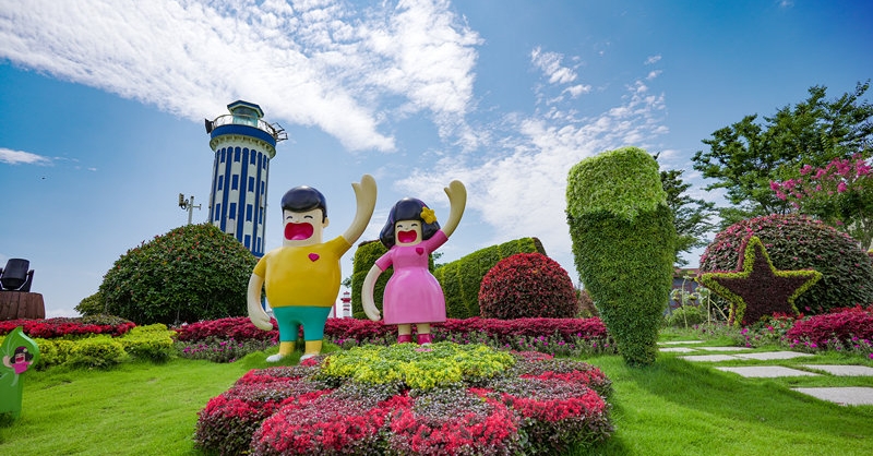 勝日尋芳，穿梭在金沙灘啤酒城里的 盛夏花海